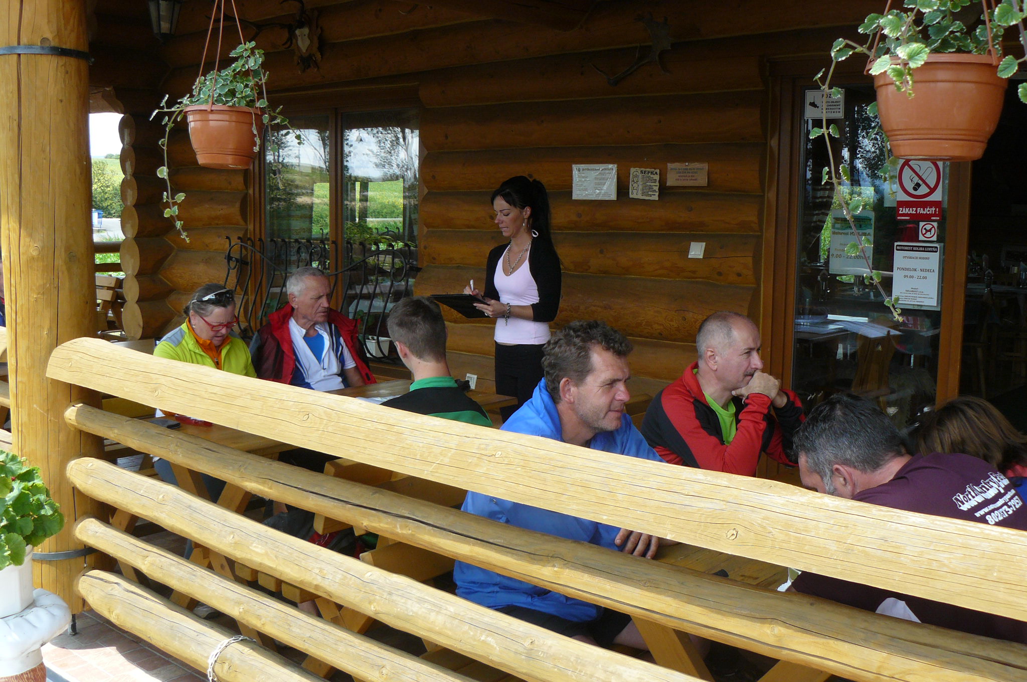 74 V kolibe na obede