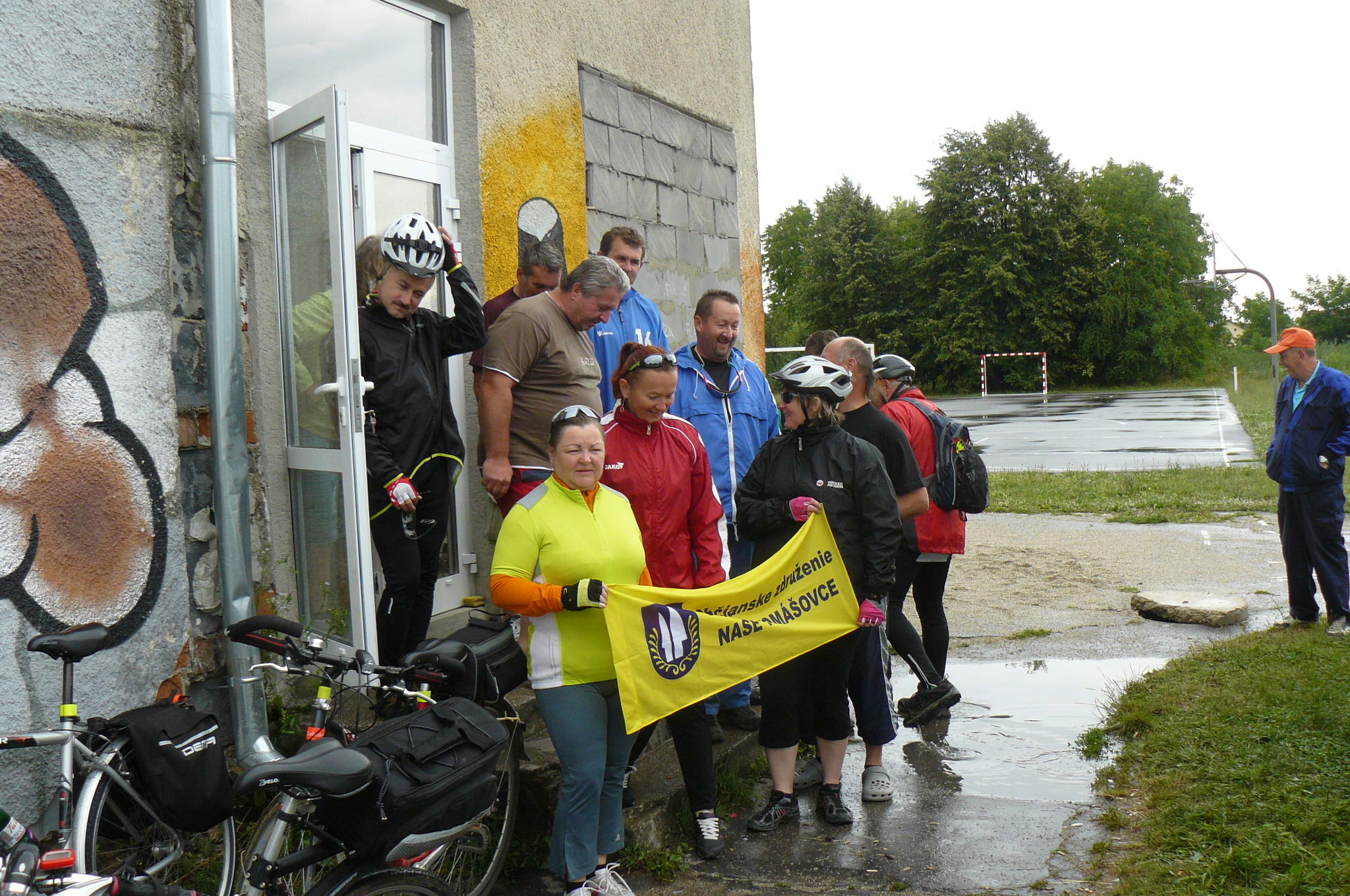 02 Seňa - ráno pred telocvičňou